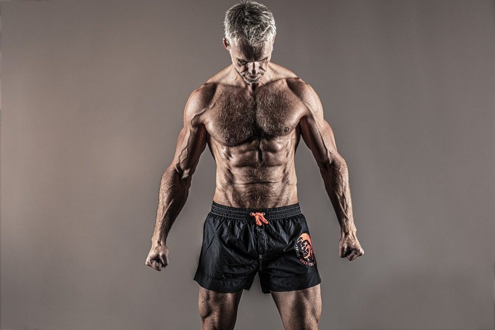 ニートゥチェストのやり方！ぽっこり下腹が激変！自宅で腹筋をバキバキにするコツを解説！