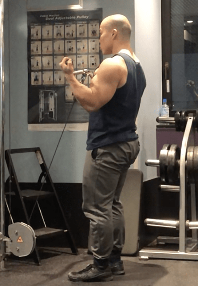 ケーブルカールのやり方！上腕二頭筋に爆裂に効くコツ〜ロープなど種類も解説