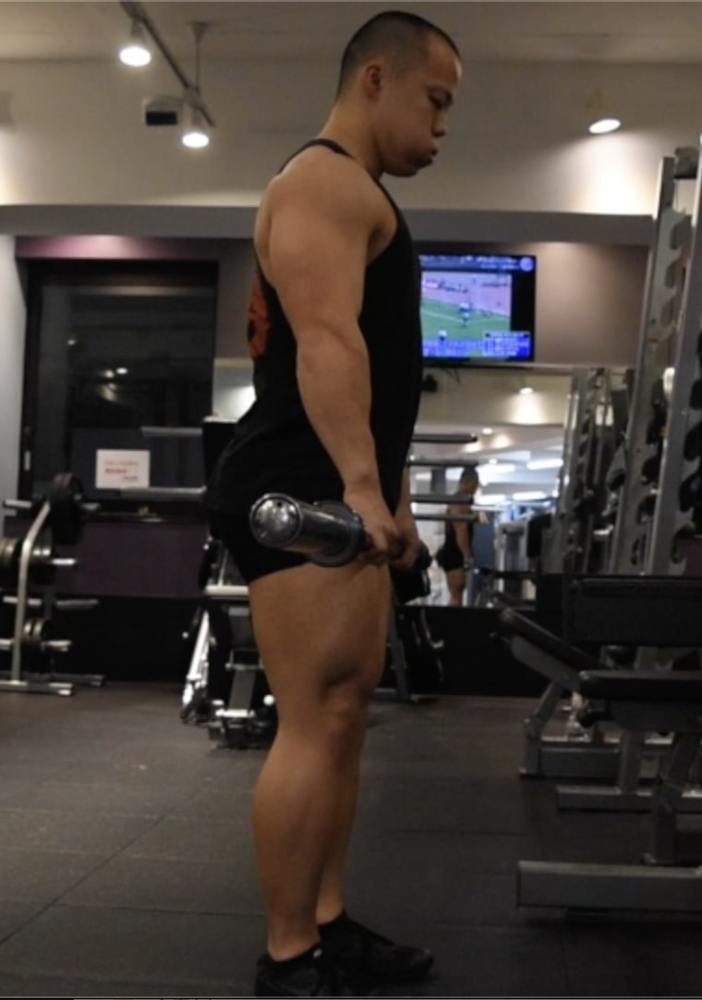 スティッフレッグデッドリフトのやり方！太もも裏に効かせるコツをプロが解説