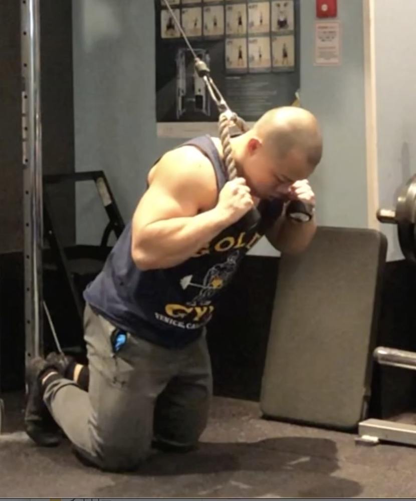 ケーブルクランチの効果＆やり方！短期間で腹筋をバキバキに割るコツを解説！