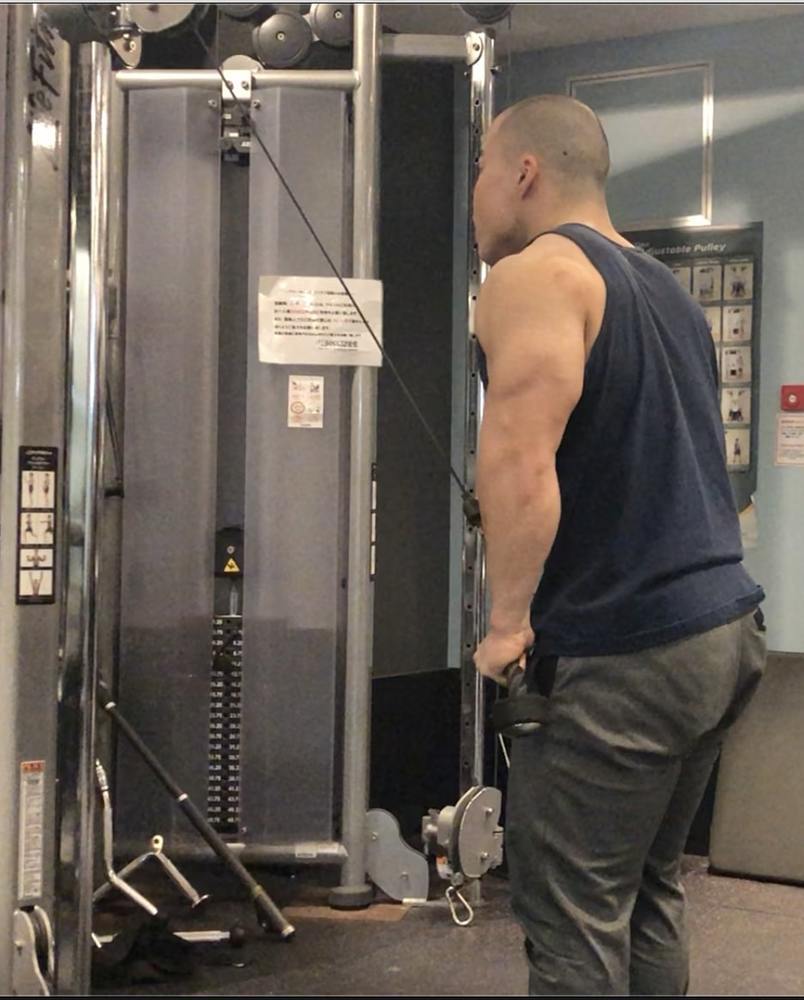 ケーブルプレスダウンのやり方！アタッチメント別に三頭筋に効かせるコツを解説