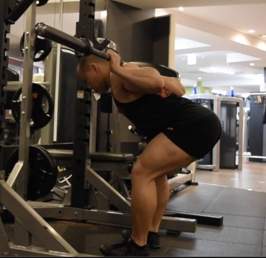 筋トレ『グッドモーニング』のやり方！脚やせ効果UPのコツ！太もも・脊柱起立筋を強化！