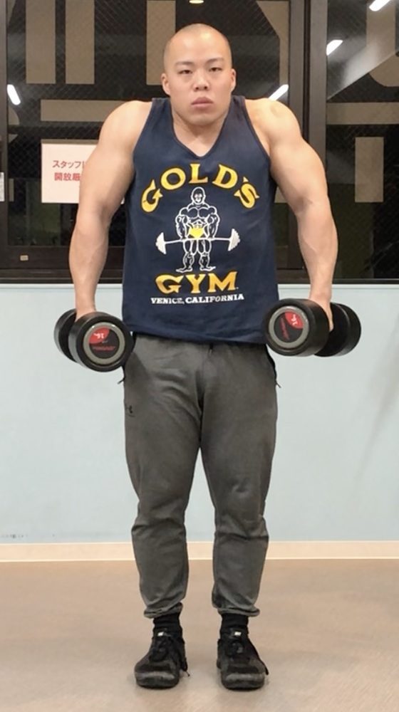 ダンベルシュラッグのやり方！僧帽筋上部を鍛えて背中の肥大・肩こり改善を促すコツを解説