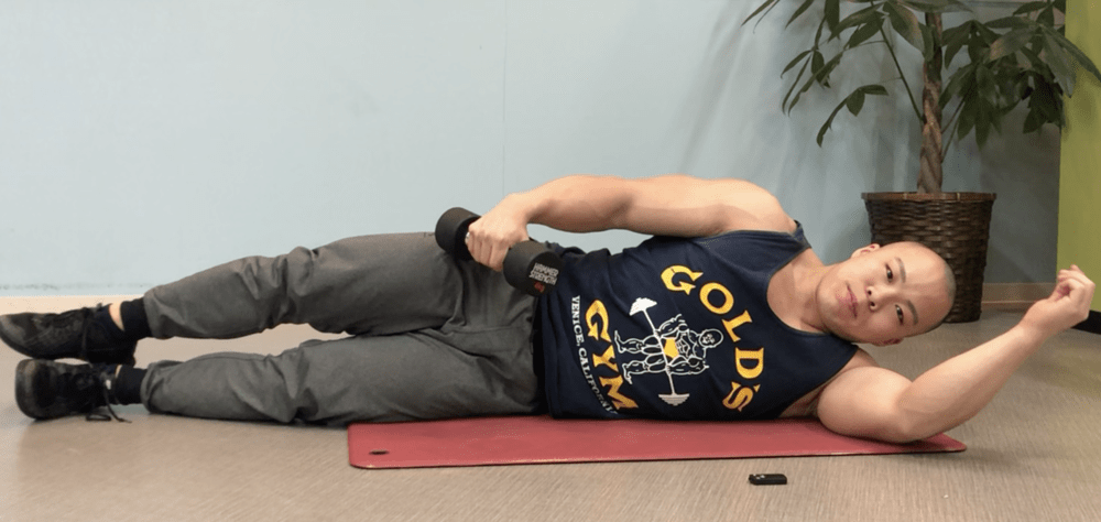 ライイングサイドレイズのやり方！三角筋中部に効かせる角度などコツを解説