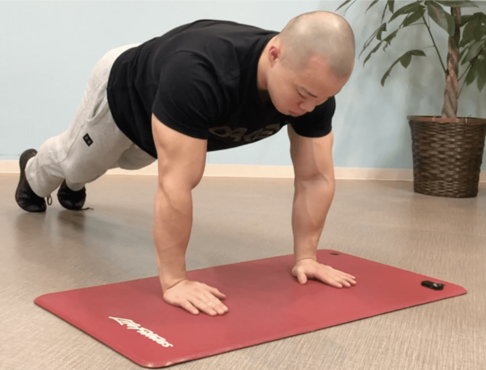 ナロープッシュアップのやり方！三頭筋に効かせるコツ〜手首・肘が痛い時の対処法まで解説