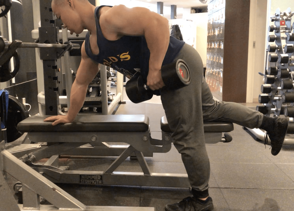 ダンベルローイングのやり方！背筋に効かせるコツで逆三角形の背中に！