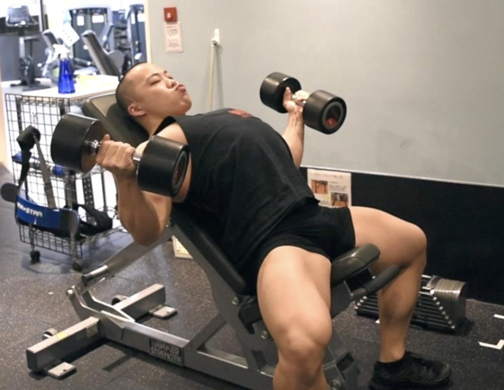 インクラインダンベルフライのやり方！角度・重量など大胸筋をデカくするコツをプロが解説
