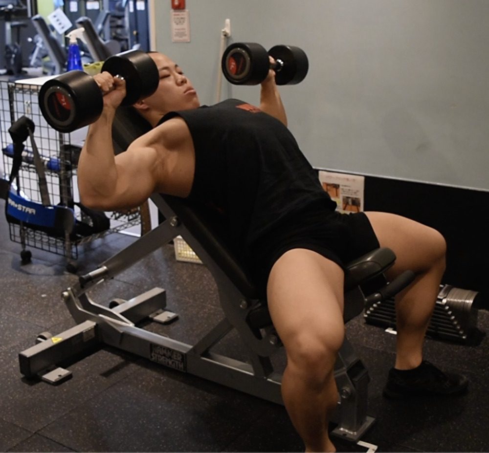 インクラインダンベルプレスのやり方！大胸筋上部に効く角度・重量など効果UPのコツを解説