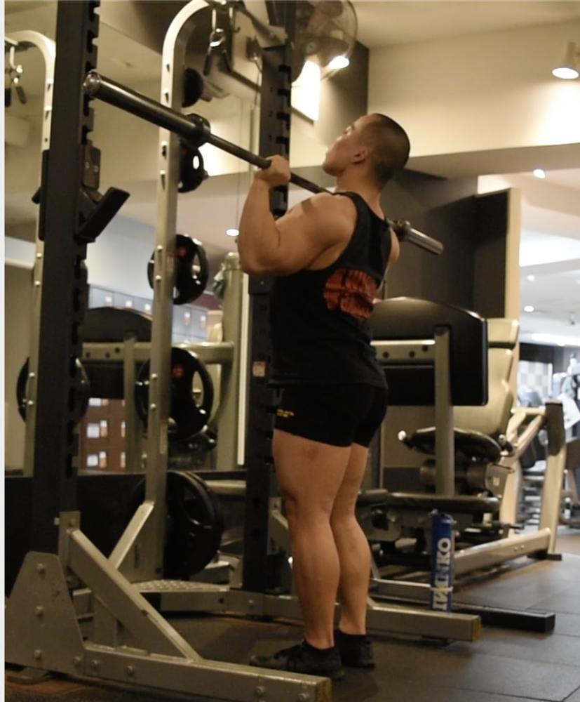 ミリタリープレスのやり方！肩をデカくする手幅・重量など逆三角形ボディへのコツを解説