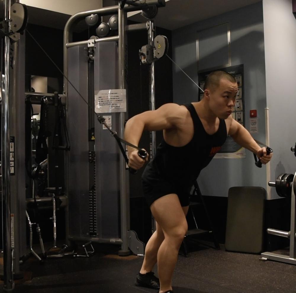 ケーブルクロスオーバーのやり方！大胸筋に効かせるコツ〜自宅代用メニューまで解説