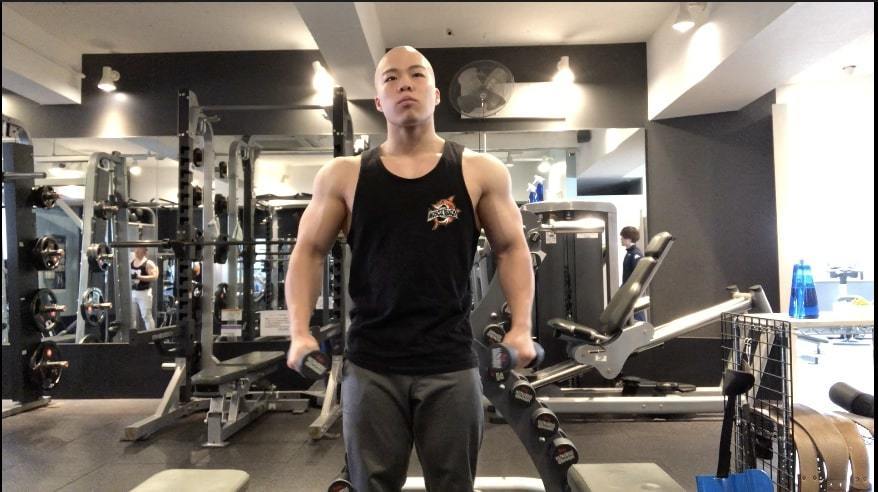 サイドレイズの種類＆フォーム！確実に肩に効かせるコツ〜重量・回数まで解説