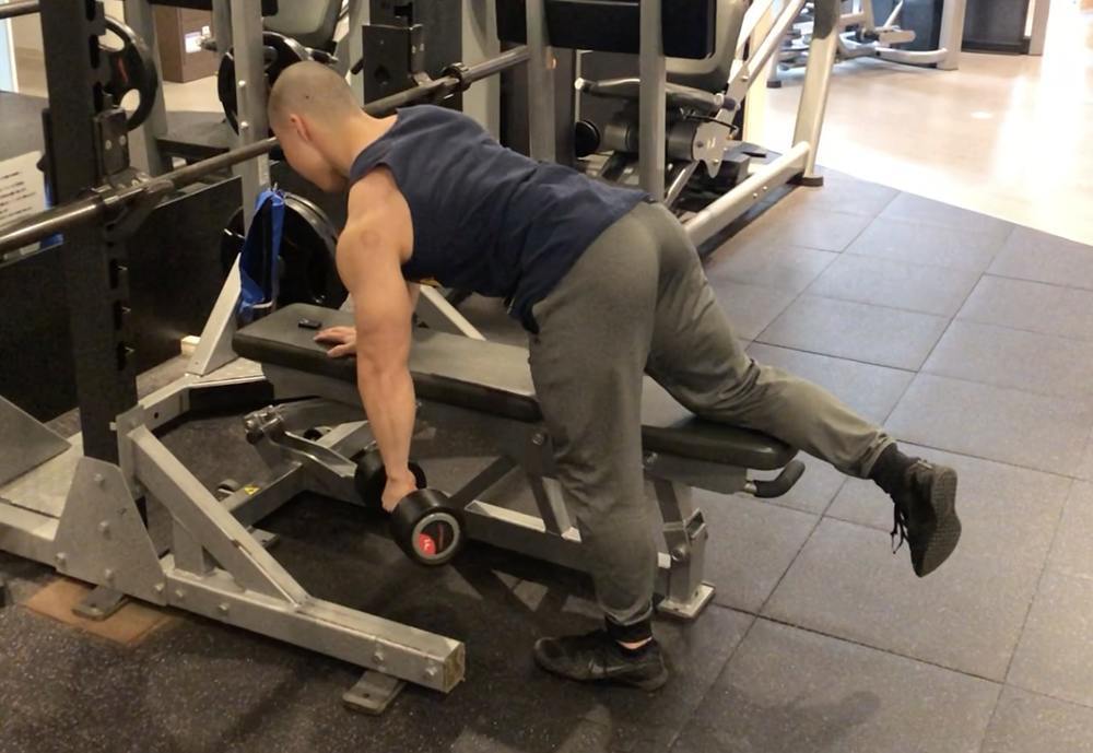 ワンハンドローイングのやり方！広背筋に効かせるコツ〜引く角度で変わる部位などを解説