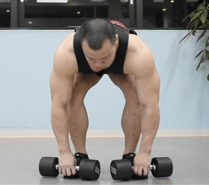 ダンベルデッドリフトのやり方！重量など背中への効かせ方＆腰痛を防ぐコツも！