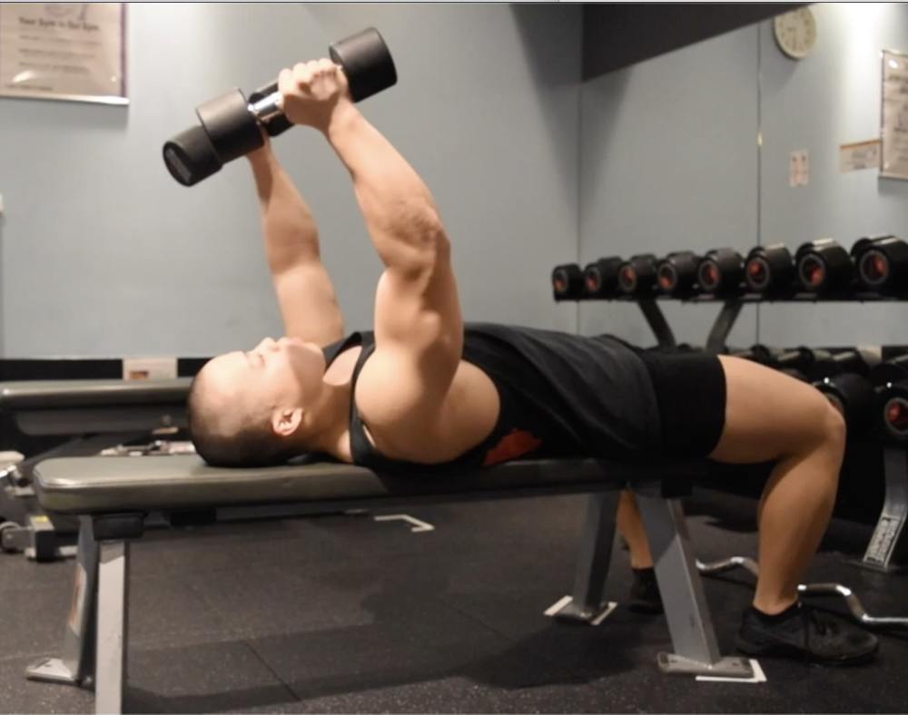 トライセプスエクステンションのやり方！上腕三頭筋に効くコツをダンベル・バーベル別に解説