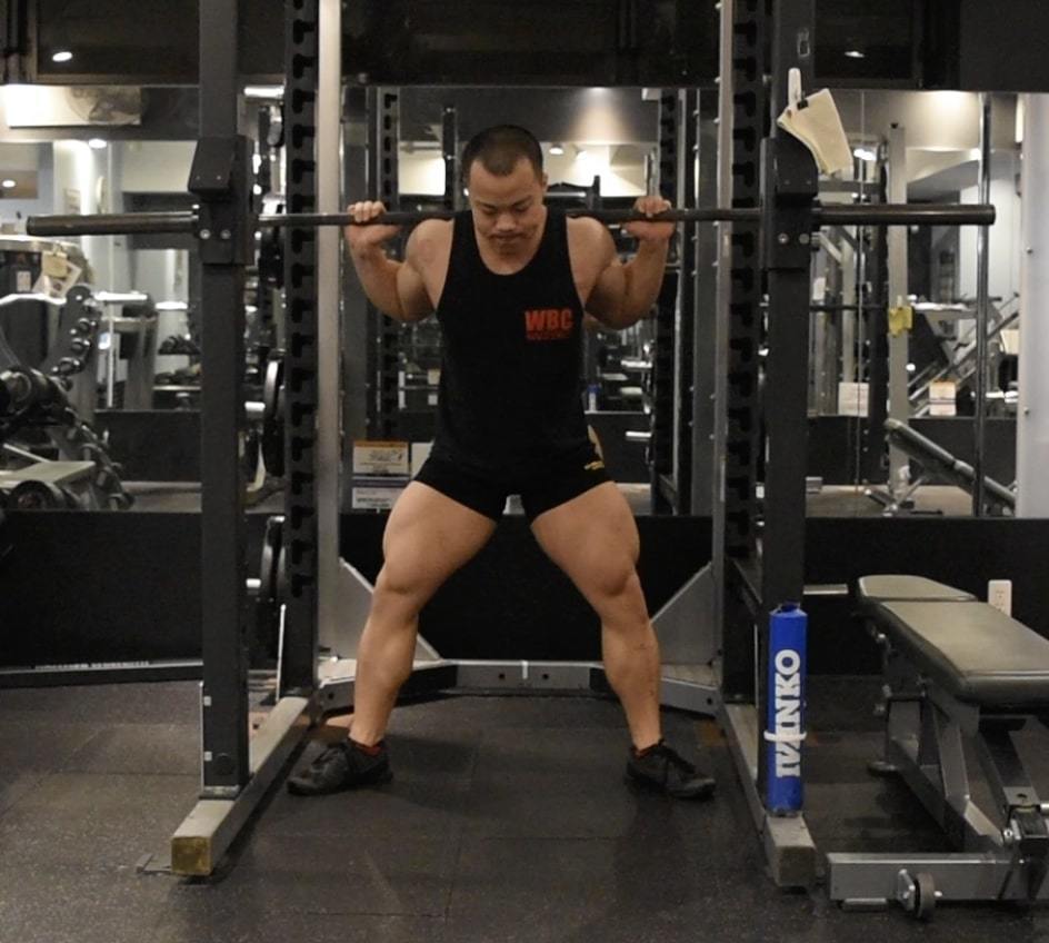 ワイドスクワットのやり方！脚痩せ効果UPのコツ！短期間で内もも・お尻が引き締まる！