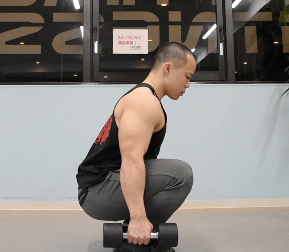 ダンベルスクワットのフォーム！重さ・回数など初心者でも下半身に効くコツを解説