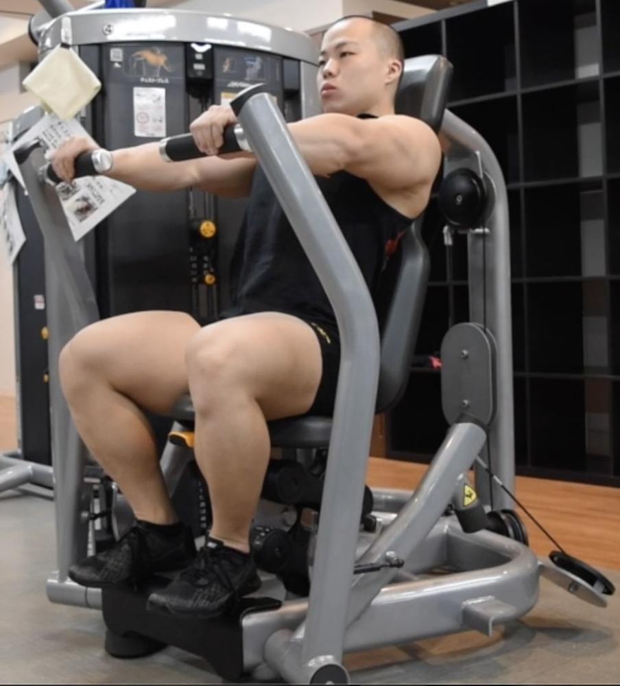 チェストプレスのやり方！大胸筋に効くコツ〜平均重量、ベンチプレスとの違いも解説