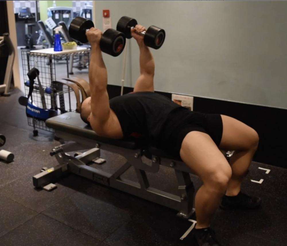 チェストフライのやり方！マシン・ダンベル別！プロが綺麗な大胸筋を作るコツを解説！