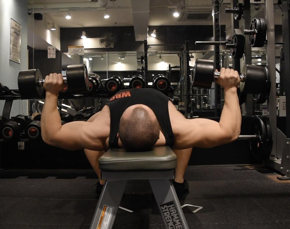 ダンベルプレスのフォーム！大胸筋に効くコツ〜種類別の重量・回数などをプロが解説