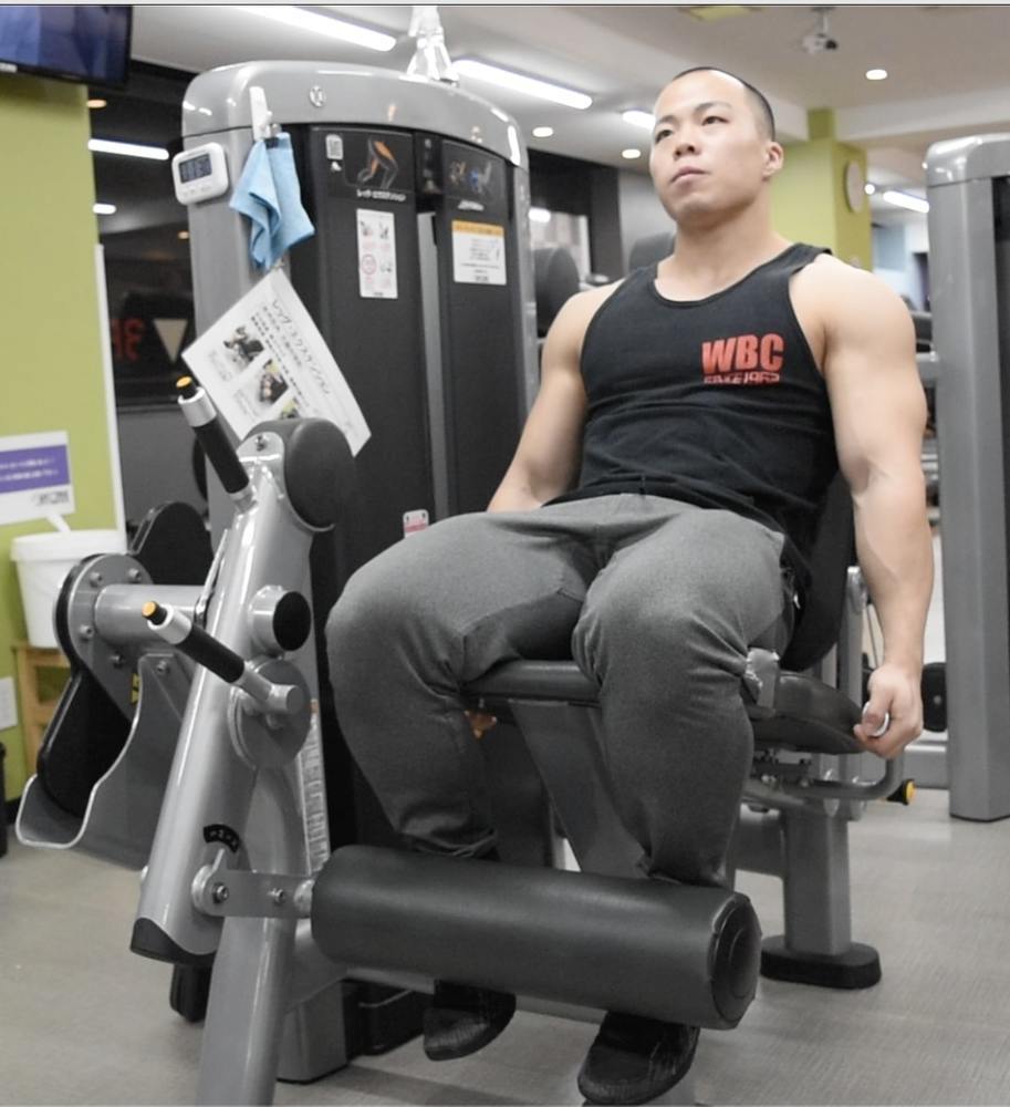 レッグエクステンションのやり方！太もも前の筋肥大に効果的！自宅代用メニューも紹介
