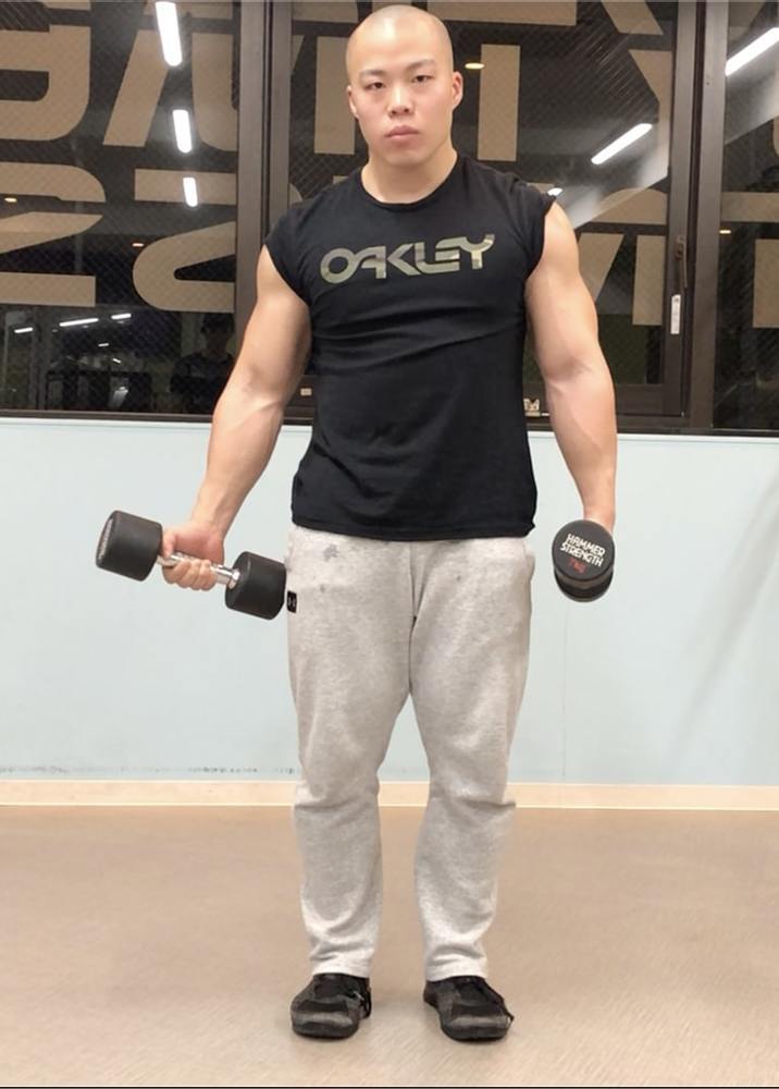 ダンベルカールのやり方！上腕二頭筋に効かせるコツ〜重さ・回数などもプロが解説