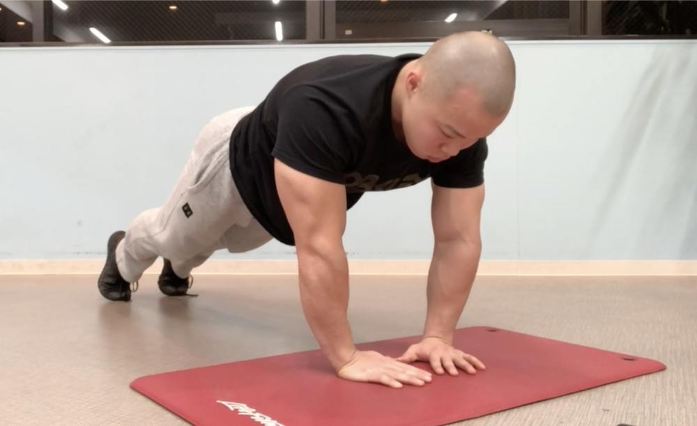 ダイヤモンドプッシュアップのやり方！二の腕を鍛えるコツ〜肘が痛い悩みまで解説