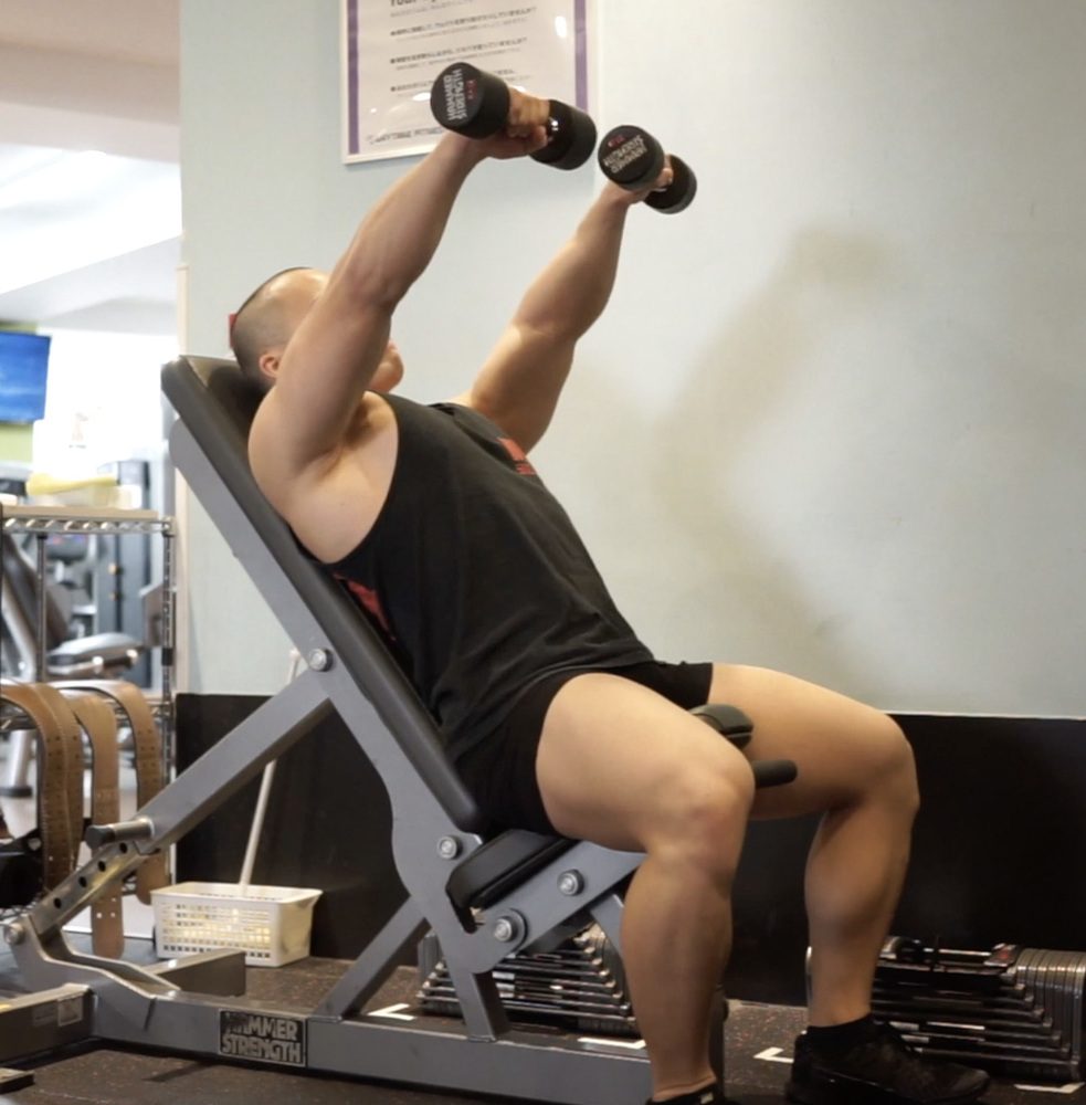 インクラインフロントレイズのやり方！角度・回数など肩に確実に効かせるコツを解説