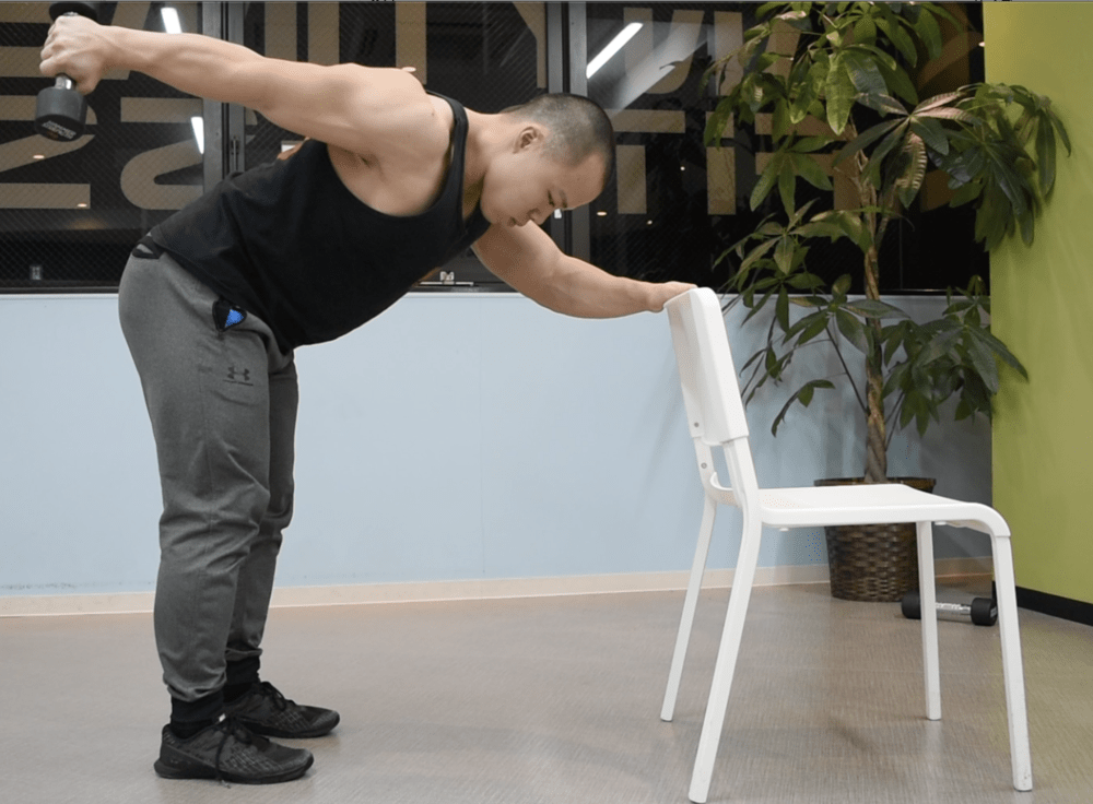 トライセプスキックバックのやり方！ダンベルの重量など三頭筋に効くコツで筋トレ効率UP！