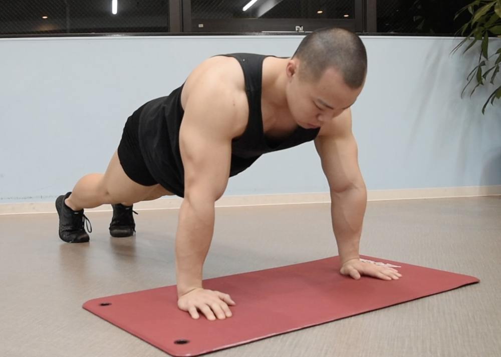 デクラインプッシュアップのやり方！効果のある部位＆適切な高さ・回数など徹底解説