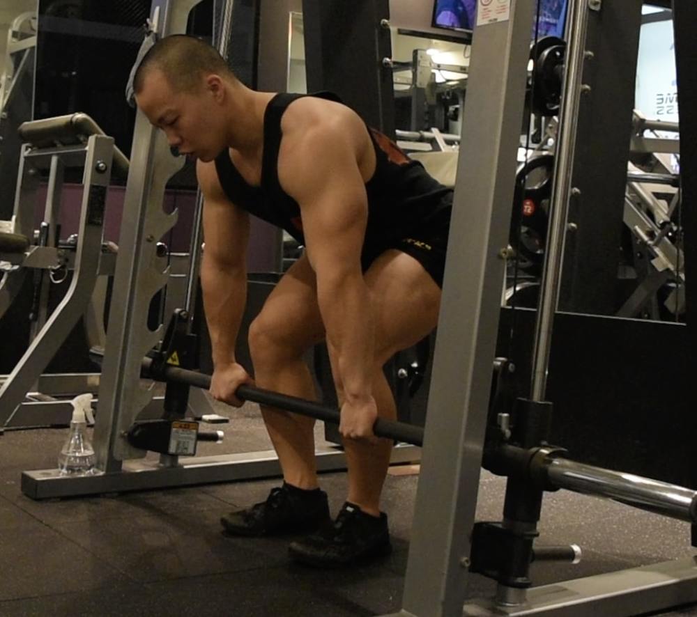 スミスマシンデッドリフトのやり方！MAX値が即UP？初心者も簡単なコツを解説