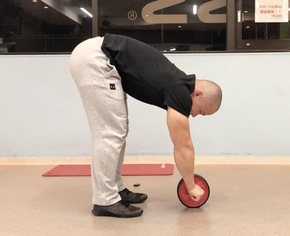 腹筋ローラー『立ちコロ』のやり方！短期間で膝コロから成長するコツまで徹底解説