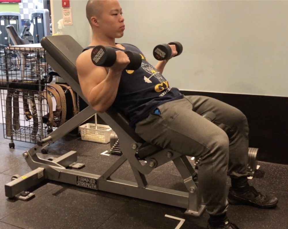 インクラインダンベルカールのやり方！上腕二頭筋を短期間でデカくするコツをプロが解説