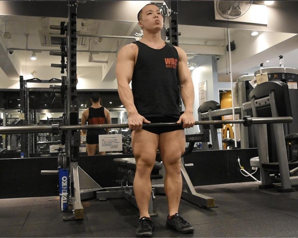 アップライトロウのやり方！三角筋・僧帽筋に効く肩をデカくするコツ！ダンベル・ケトルベル版など