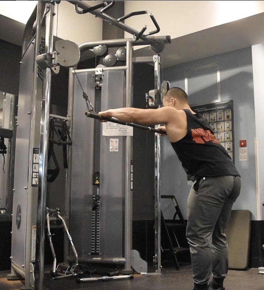 ストレートアームプルダウンの効果＆やり方！確実に広背筋に効かせるコツを解説