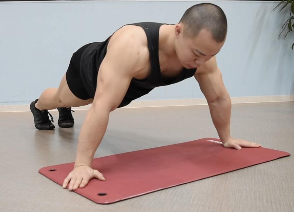 ワイドプッシュアップのやり方！大胸筋効くコツ＆膝付き・壁など腕立て伏せの種類も！