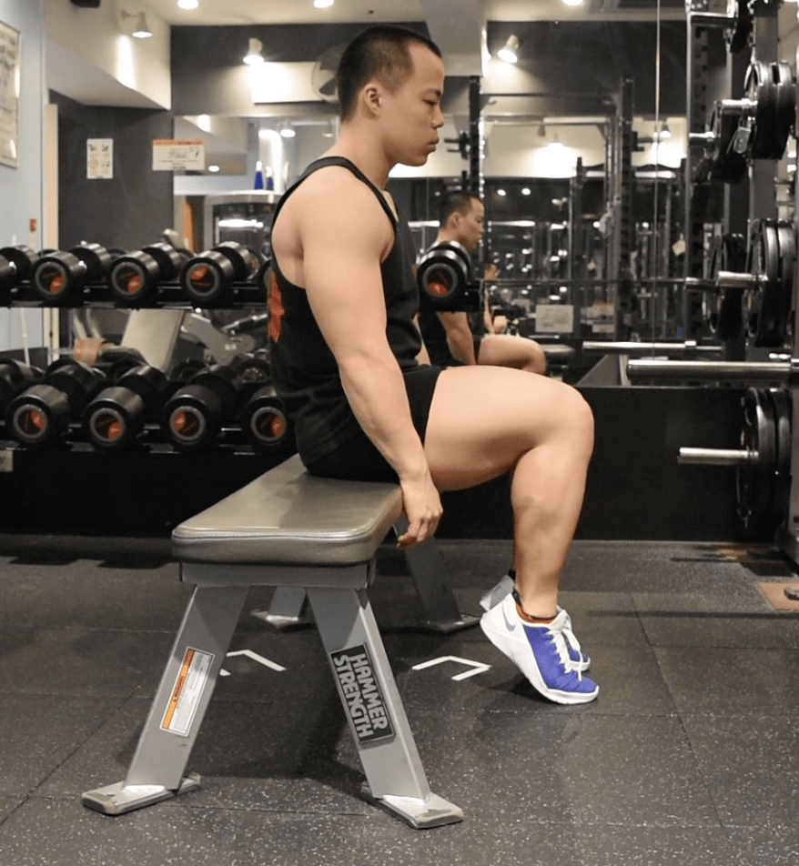 シーテッドカーフレイズのやり方！ダンベル重量の目安など効果UPのコツを解説