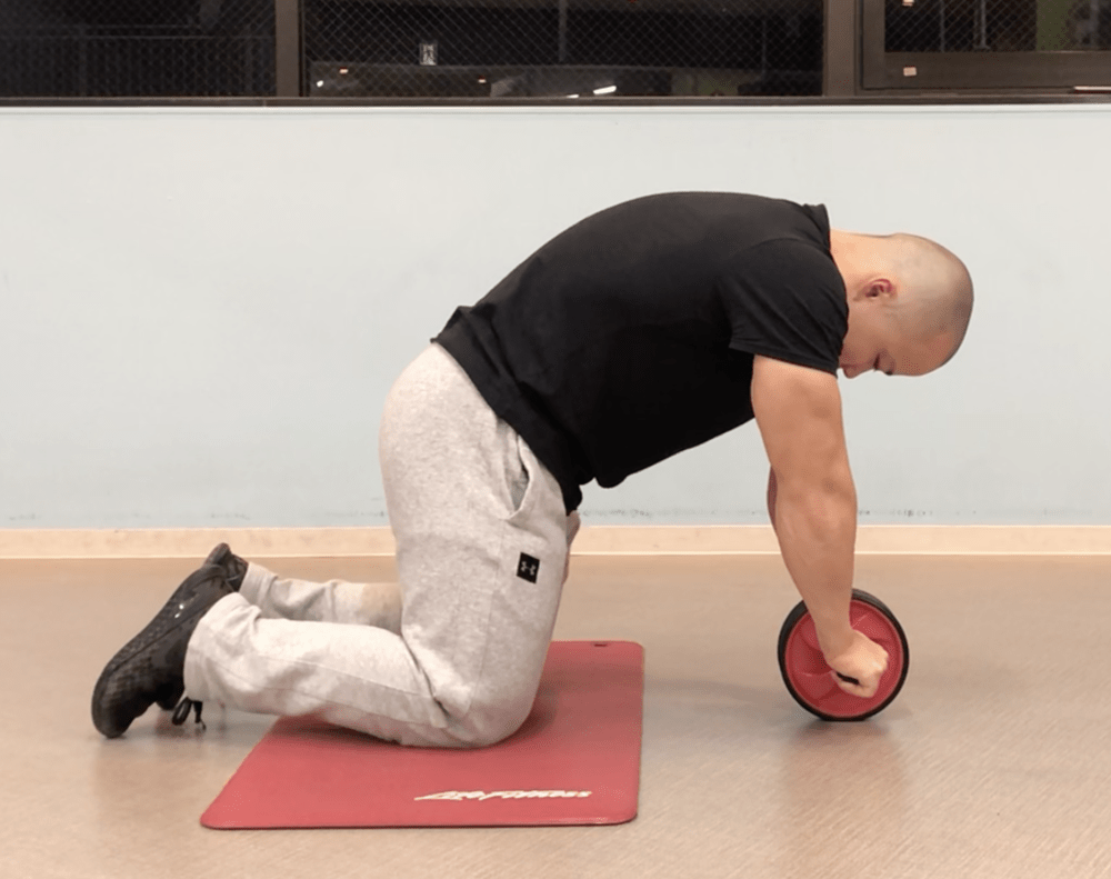 膝コロのやり方！腹筋ローラーの正しい使い方＆効果UPのコツ！腰痛を防ぐ注意点も
