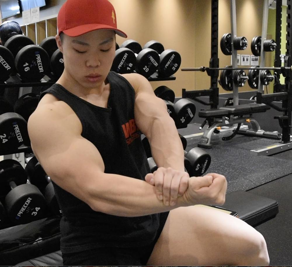 パームカールのやり方！自重で上腕二頭筋を筋肥大！効果的な回数などコツを解説！