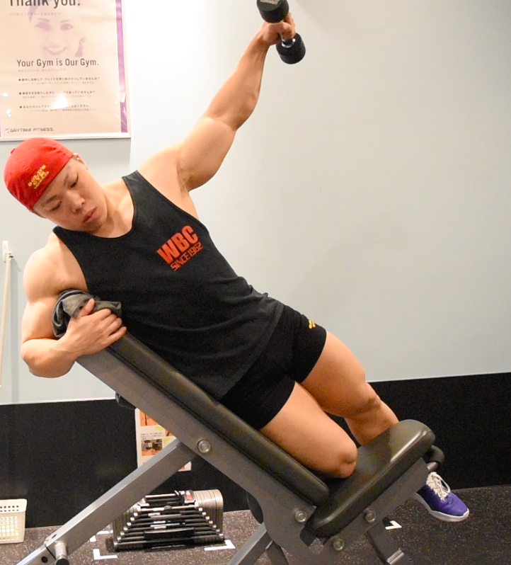 インクラインサイドレイズのやり方！三角筋中部に爆裂に効く軌道などコツを解説