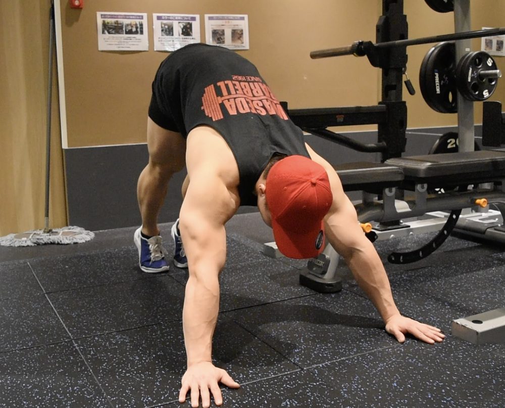 ヒンズープッシュアップのやり方！大胸筋・三頭筋に効果的な腕立て伏せのコツを解説