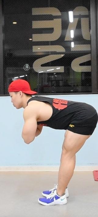 ヒップヒンジのやり方！腰痛など筋トレの悩みが改善！初心者でも習得できるコツを解説