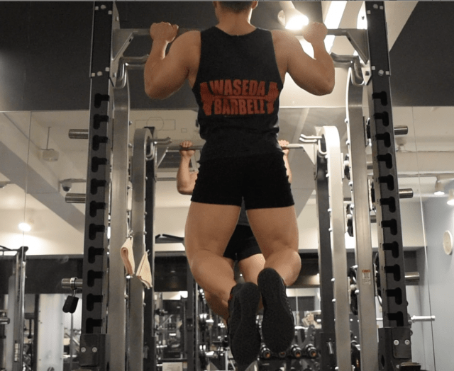 プルアップのやり方！背中に効かせるコツで筋トレ効果UP！チンアップとの違いも