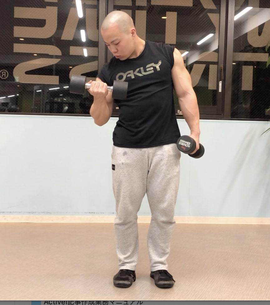 アームカールのやり方！ダンベル・マシンなど種類別のコツ＆手首を痛めない注意点も解説