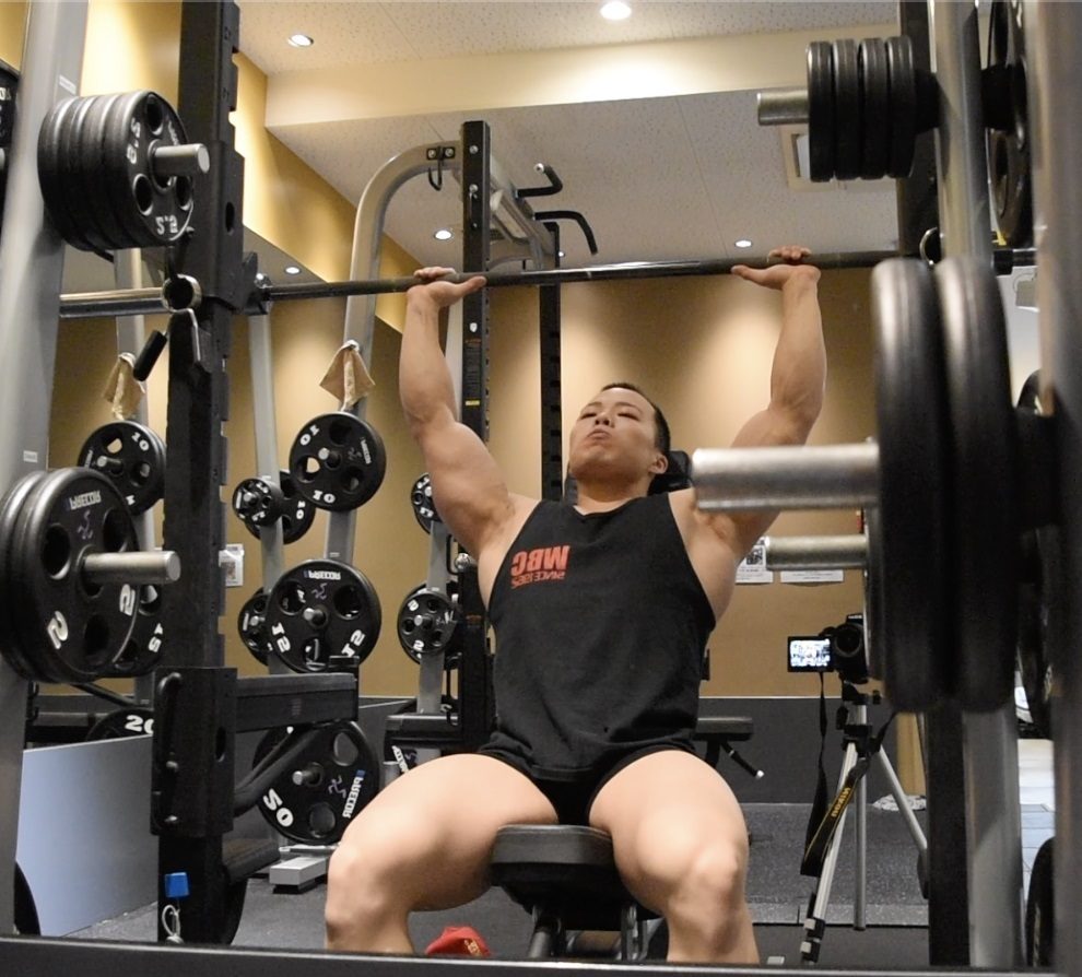 バーベルショルダープレスのやり方！肩を急激にデカくするコツ！重量・回数なども解説