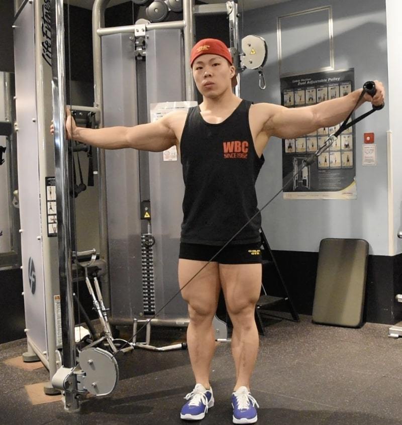 ケーブルサイドレイズのやり方！肩に効かせる効果UPのコツをプロが解説