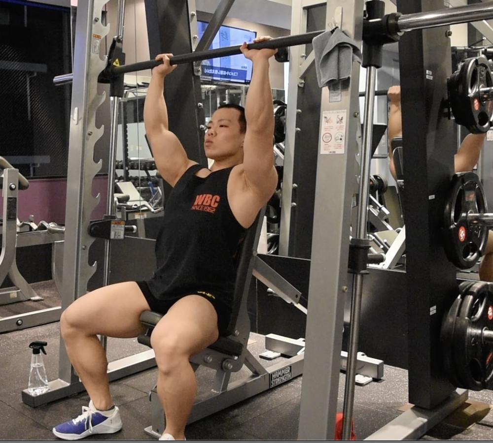 スミスマシンショルダープレスのやり方！肩に効く手幅・角度・向きなどコツを解説