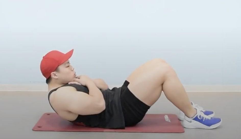 クランチ＆シットアップのやり方！腹筋への効果の違い＆種類別のコツ！腰痛対策も