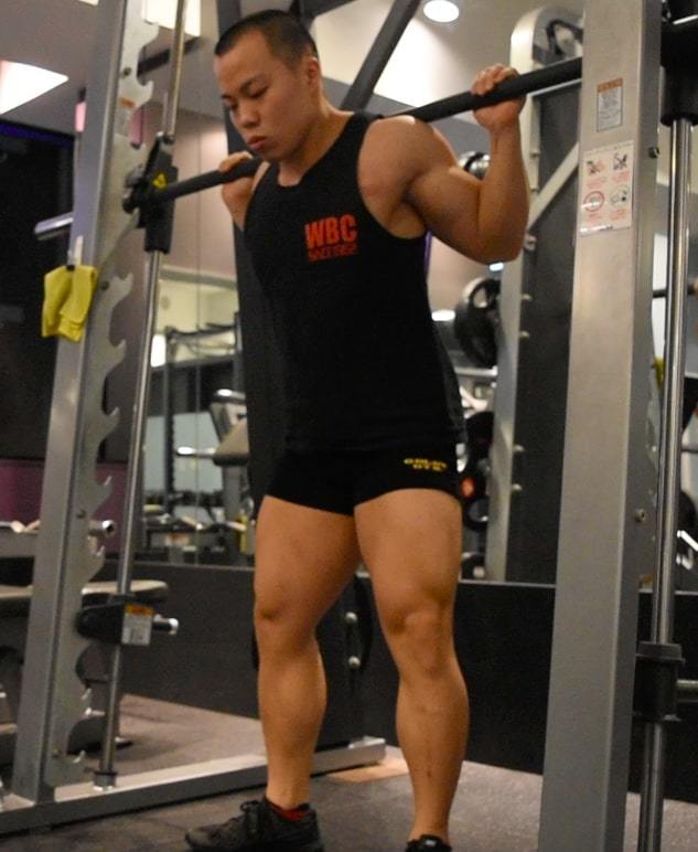 スミスマシンスクワットのやり方！種類別に足の位置・重量など効果UPのコツを解説