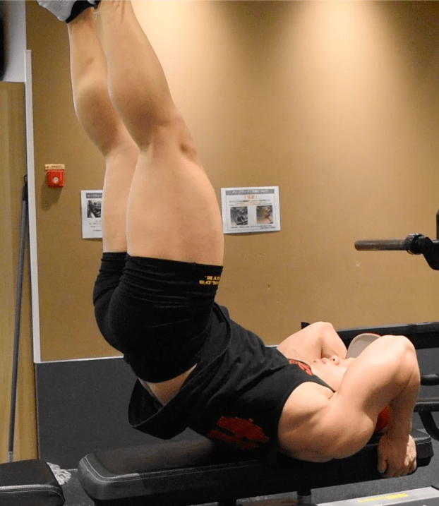 足上げ腹筋のやり方＆効果！短期間でお腹が割れるコツ＆腰痛を防ぐ注意点を解説