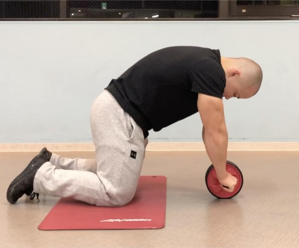 腹筋ローラーの効果＆使い方！初心者が腰を痛めないコツ！頻度は毎日やるべき？